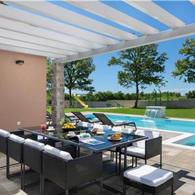 5 bedroom villa with pool near Pula, sleeps 10-12